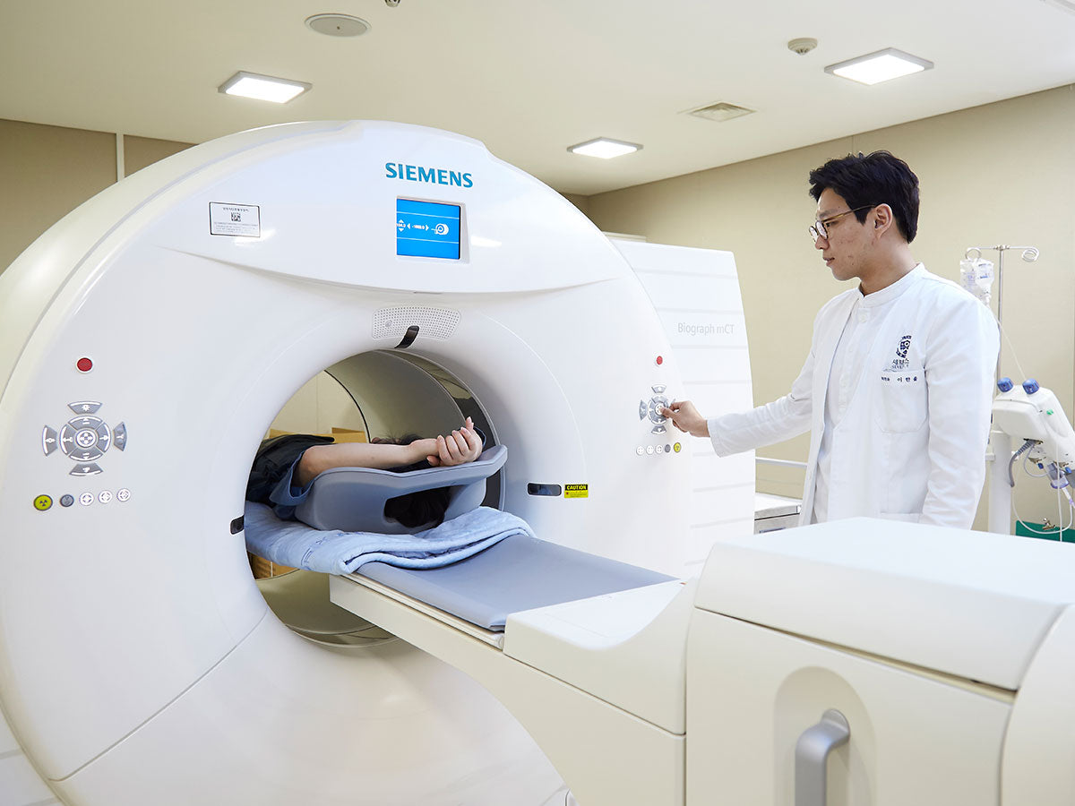 Image of doctor and client using the Severance Checkup Center MRI machine