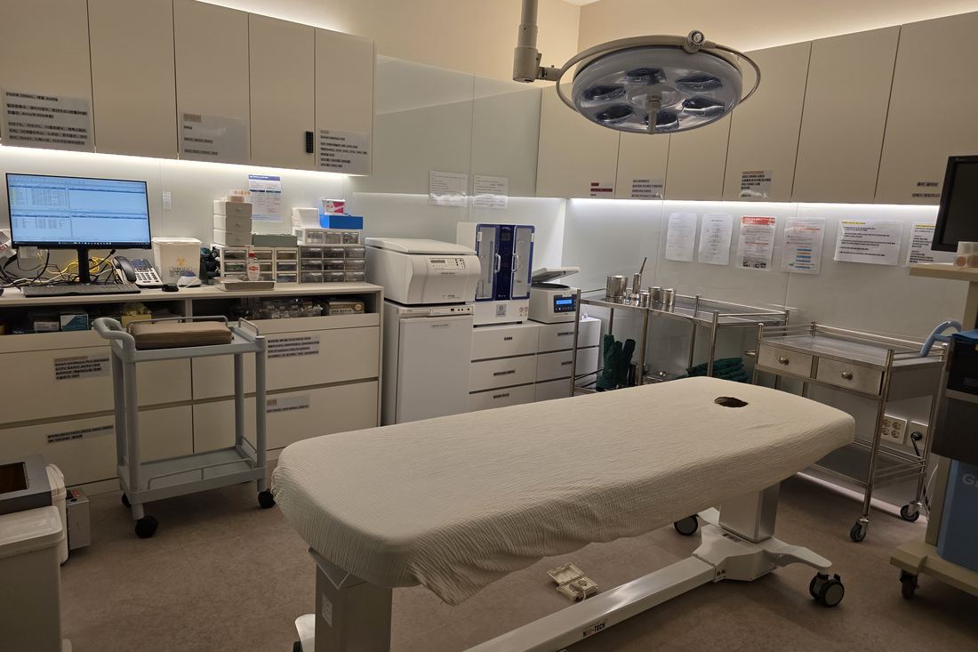 Nucellin procedure room with a surgical light, a treatment table and instrument trolleys.