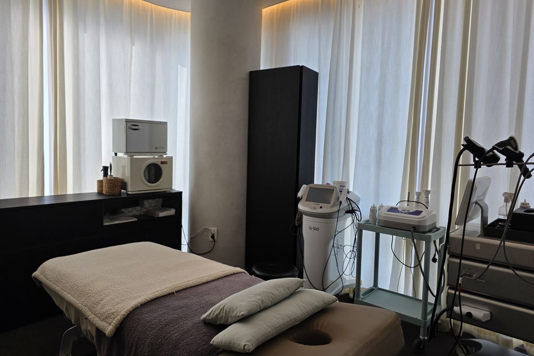 A Nucellin therapy room with a treatment bed and two device carts.